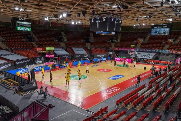 Aufgrund der Corona - Verordnungen in Bayern muss auch diese Partie vor leeren Zuschauer - Raengen ausgetragen werden. FC Bayern Muenchen gegen MHP Riesen Ludwigsburg, Basketball, BBL, 11. Spieltag, Saison 2021 2022, 19.12.2021. FC Bayern Muenchen gegen MHP Riesen Ludwigsburg, Basketball, BBL, 11. Spieltag, Saison 2021 2022, 19.12.2021 Muenchen Copyright: xEibnerxPressefotox xHeikexFeinerx EP_EER