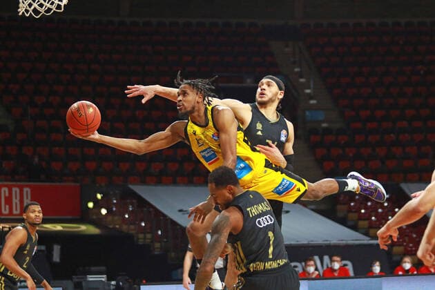 1 Deshaun Thomas, 34 Gavin Schilling (FCBB) gegen 5 Justin Simon (Ludwigsburg) Basketball BBL FC Bayern München - MHP Riesen Ludwigsburg im Audi Dome am 19.12.2021 FOTO: Mladen Lackovic LakoPress