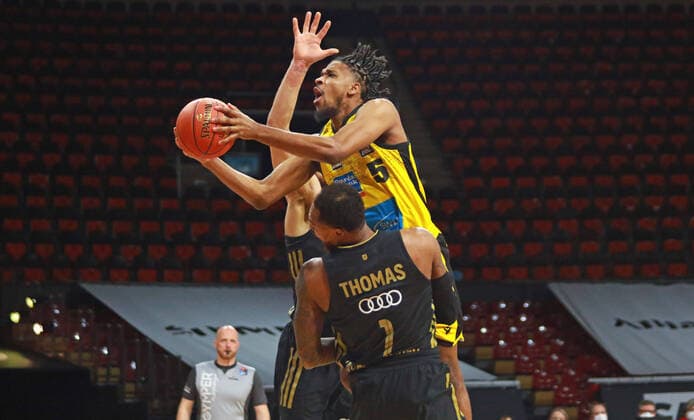 1 Deshaun Thomas, 34 Gavin Schilling (FCBB) gegen 5 Justin Simon (Ludwigsburg) Basketball BBL FC Bayern München - MHP Riesen Ludwigsburg im Audi Dome am 19.12.2021 FOTO: Mladen Lackovic LakoPress