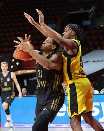 Bayerns 21 Augustine RUBIT vs Ludwigsburgs 5 SIMON. Basketball, FC Bayern - Ludwigsburg, am 19.12.2021, Basketball Bundesliga, FC Bayern München Basketball - MHP Riesen Ludwigsburg, Saison 2021-2022, in Muenchen, A U D I D O M E, Deutschland. Quelle Copyright Credit : Oryk HAIST