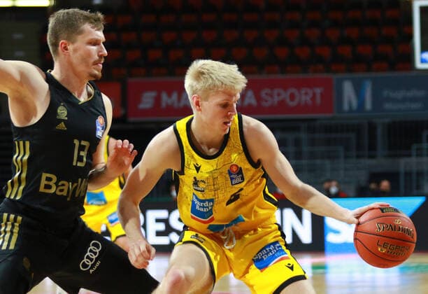 13 Andreas Obst (FCBB) li. gegen 2 Jacob Patrick (Ludwigsburg) Basketball BBL FC Bayern München - MHP Riesen Ludwigsburg im Audi Dome am 19.12 .2021 FOTO: Mladen Lackovic LakoPress