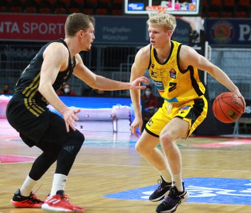 13 Andreas Obst (FCBB) li. gegen 2 Jacob Patrick (Ludwigsburg) Basketball BBL FC Bayern München - MHP Riesen Ludwigsburg im Audi Dome am 19.12 .2021 FOTO: Mladen Lackovic LakoPress