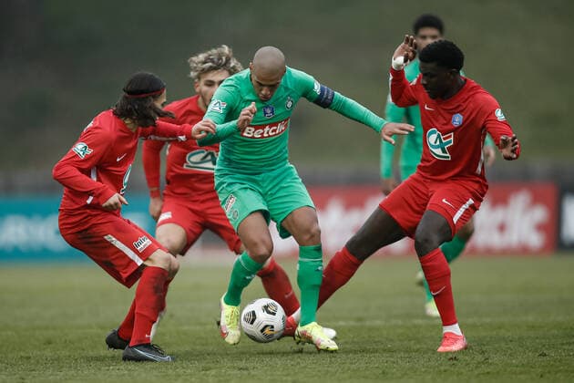 Wahbi Khazri (AS Saint-Etienne) au milieu de 3 joueurs de Lyon la Duchere FOOTBALL : 32eme finale de la Coupe de France - Lyon La Duchere vs Saint-Etienne - 19 12 2021 AurelienMorissard Panoramic 