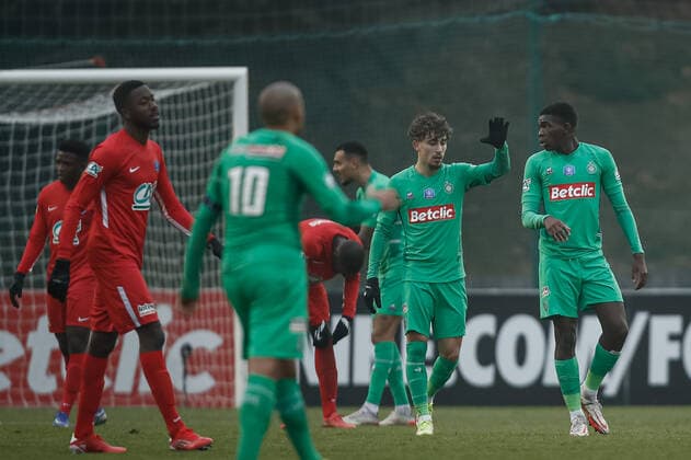Joie des joueurs de l AS Saint-Etienne apres leur victoire contre Lyon la Duchere FOOTBALL : 32eme finale de la Coupe de France - Lyon La Duchere vs Saint-Etienne - 19 12 2021 AurelienMorissard Panoramic 