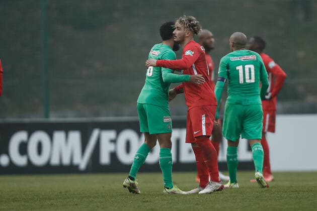 Joie des joueurs de l AS Saint-Etienne apres leur victoire contre Lyon la Duchere - Mahdi Camara (AS Saint-Etienne) et Cyril Khetir (Lyon la Duchere) FOOTBALL : 32eme finale de la Coupe de France - Lyon La Duchere vs Saint-Etienne - 19 12 2021 AurelienMorissard Panoramic 