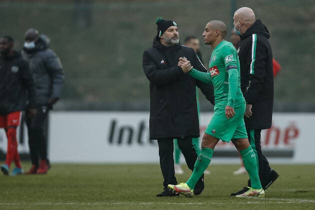 Joie des joueurs de l AS Saint-Etienne apres leur victoire contre Lyon la Duchere - Pascal Dupraz - Entraineur (AS Saint-Etienne) et Wahbi Khazri (AS Saint-Etienne) FOOTBALL : 32eme finale de la Coupe de France - Lyon La Duchere vs Saint-Etienne - 19 12 2021 AurelienMorissard Panoramic 