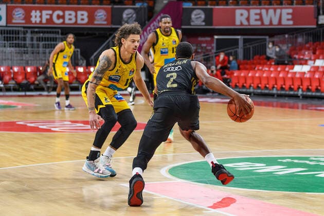 Jonah Radebaugh (MHP Riesen Ludwigsburg, 12) gegen Corey Walden (FC Bayern Muenchen Basketball, 2). FC Bayern Muenchen gegen MHP Riesen Ludwigsburg, Basketball, BBL, 11. Spieltag, Saison 2021 2022, 19.12.2021. FC Bayern Muenchen gegen MHP Riesen Ludwigsburg, Basketball, BBL, 11. Spieltag, Saison 2021 2022, 19.12.2021 Muenchen Copyright: xEibnerxPressefotox xHeikexFeinerx EP_EER