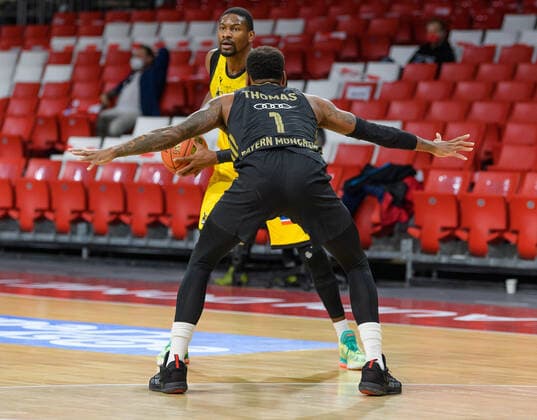 Yorman Polas Bartolo (MHP Riesen Ludwigsburg, 13) gegen Deshaun Thomas (FC Bayern Muenchen Basketball, 1). FC Bayern Muenchen gegen MHP Riesen Ludwigsburg, Basketball, BBL, 11. Spieltag, Saison 2021 2022, 19.12.2021. FC Bayern Muenchen gegen MHP Riesen Ludwigsburg, Basketball, BBL, 11. Spieltag, Saison 2021 2022, 19.12.2021 Muenchen Copyright: xEibnerxPressefotox xHeikexFeinerx EP_EER