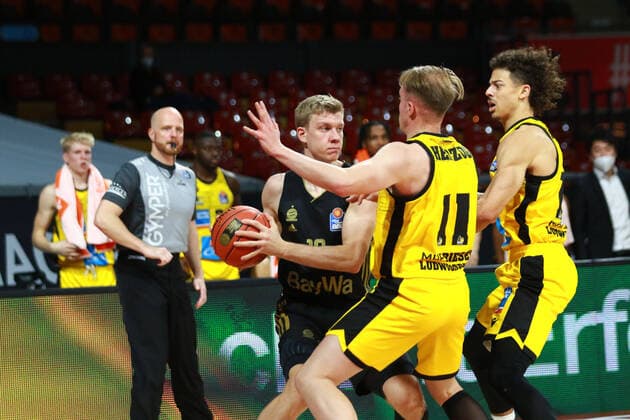 10 Ognjen Jaramaz (FCBB) gegen 11 Lukas Herzog, 12 Jonah Radebaugh (Ludwigsburg) Basketball BBL FC Bayern München - MHP Riesen Ludwigsburg im Audi Dome am 19.12.2021 FOTO: Mladen Lackovic LakoPress