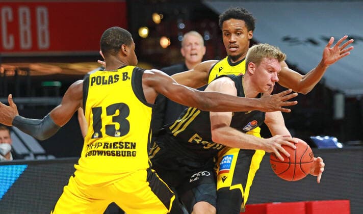 10 Ognjen Jaramaz (FCBB) gegen 13 Yorman Polas Bartolo, 21 Tremmell Darden (Ludwigsburg) Basketball BBL FC Bayern München - MHP Riesen Ludwigsburg im Audi Dome am 19.12.2021 FOTO: Mladen Lackovic LakoPress