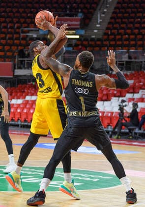 Yorman Polas Bartolo (MHP Riesen Ludwigsburg, 13) gegen Deshaun Thomas (FC Bayern Muenchen Basketball, 1). FC Bayern Muenchen gegen MHP Riesen Ludwigsburg, Basketball, BBL, 11. Spieltag, Saison 2021 2022, 19.12.2021. FC Bayern Muenchen gegen MHP Riesen Ludwigsburg, Basketball, BBL, 11. Spieltag, Saison 2021 2022, 19.12.2021 Muenchen Copyright: xEibnerxPressefotox xHeikexFeinerx EP_EER