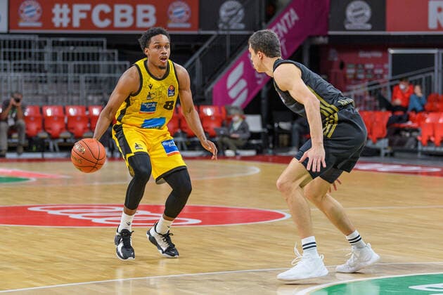 James Woodard (MHP Riesen Ludwigsburg, 8) gegen Vladimir Lucic (FC Bayern Muenchen Basketball, 11). FC Bayern Muenchen gegen MHP Riesen Ludwigsburg, Basketball, BBL, 11. Spieltag, Saison 2021 2022, 19.12.2021. FC Bayern Muenchen gegen MHP Riesen Ludwigsburg, Basketball, BBL, 11. Spieltag, Saison 2021 2022, 19.12.2021 Muenchen Copyright: xEibnerxPressefotox xHeikexFeinerx EP_EER