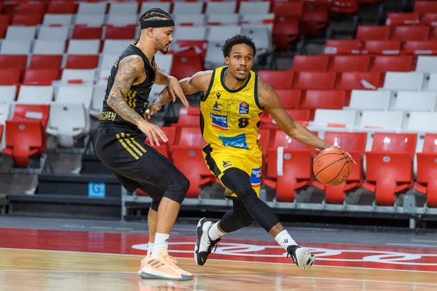 Nick Weiler-Babb (FC Bayern Muenchen Basketball, 0) gegen James Woodard (MHP Riesen Ludwigsburg, 8). FC Bayern Muenchen gegen MHP Riesen Ludwigsburg, Basketball, BBL, 11. Spieltag, Saison 2021 2022, 19.12.2021. FC Bayern Muenchen gegen MHP Riesen Ludwigsburg, Basketball, BBL, 11. Spieltag, Saison 2021 2022, 19.12.2021 Muenchen Copyright: xEibnerxPressefotox xHeikexFeinerx EP_EER
