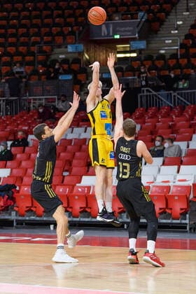 Jacob Patrick (MHP Riesen Ludwigsburg, 2) beim Wurf gegen Vladimir Lucic (FC Bayern Muenchen Basketball, 11) und Andreas Obst (FC Bayern Muenchen Basketball, 13). FC Bayern Muenchen gegen MHP Riesen Ludwigsburg, Basketball, BBL, 11. Spieltag, Saison 2021 2022, 19.12.2021. FC Bayern Muenchen gegen MHP Riesen Ludwigsburg, Basketball, BBL, 11. Spieltag, Saison 2021 2022, 19.12.2021 Muenchen Copyright: xEibnerxPressefotox xHeikexFeinerx EP_EER
