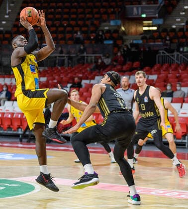 Rawle Alkins (MHP Riesen Ludwigsburg, 20) gegen Jason George (FC Bayern Muenchen Basketball, 12). FC Bayern Muenchen gegen MHP Riesen Ludwigsburg, Basketball, BBL, 11. Spieltag, Saison 2021 2022, 19.12.2021. FC Bayern Muenchen gegen MHP Riesen Ludwigsburg, Basketball, BBL, 11. Spieltag, Saison 2021 2022, 19.12.2021 Muenchen Copyright: xEibnerxPressefotox xHeikexFeinerx EP_EER