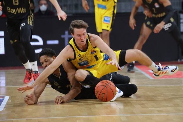 Ludwigsburgs 1 HULLS auf Bayerns 21 Augustine RUBIT. Basketball, FC Bayern - Ludwigsburg, am 19.12.2021, Basketball Bundesliga, FC Bayern München Basketball - MHP Riesen Ludwigsburg, Saison 2021-2022, in Muenchen, A U D I D O M E, Deutschland. Quelle Copyright Credit : Oryk HAIST