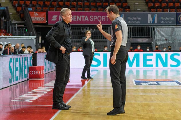 John Patrick (Headcoach, MHP Riesen Ludwigsburg) bekommt eine Ansage seitens des Schiedsrichters. FC Bayern Muenchen gegen MHP Riesen Ludwigsburg, Basketball, BBL, 11. Spieltag, Saison 2021 2022, 19.12.2021. FC Bayern Muenchen gegen MHP Riesen Ludwigsburg, Basketball, BBL, 11. Spieltag, Saison 2021 2022, 19.12.2021 Muenchen Copyright: xEibnerxPressefotox xHeikexFeinerx EP_EER