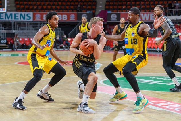 Ognjen Jaramaz (FC Bayern Muenchen Basketball, 10) gegen James Woodard (MHP Riesen Ludwigsburg, 8) und Yorman Polas Bartolo (MHP Riesen Ludwigsburg, 13). FC Bayern Muenchen gegen MHP Riesen Ludwigsburg, Basketball, BBL, 11. Spieltag, Saison 2021 2022, 19.12.2021. FC Bayern Muenchen gegen MHP Riesen Ludwigsburg, Basketball, BBL, 11. Spieltag, Saison 2021 2022, 19.12.2021 Muenchen Copyright: xEibnerxPressefotox xHeikexFeinerx EP_EER