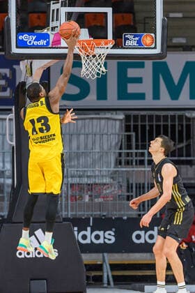Yorman Polas Bartolo (MHP Riesen Ludwigsburg, 13) beim Korbleger, rechts Vladimir Lucic (FC Bayern Muenchen Basketball, 11). FC Bayern Muenchen gegen MHP Riesen Ludwigsburg, Basketball, BBL, 11. Spieltag, Saison 2021 2022, 19.12.2021. FC Bayern Muenchen gegen MHP Riesen Ludwigsburg, Basketball, BBL, 11. Spieltag, Saison 2021 2022, 19.12.2021 Muenchen Copyright: xEibnerxPressefotox xHeikexFeinerx EP_EER