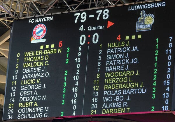 Auf dem Anzeige - Wuerfel steht das Endergebnis: die Bayern gewinnen mit 79:78. FC Bayern Muenchen gegen MHP Riesen Ludwigsburg, Basketball, BBL, 11. Spieltag, Saison 2021 2022, 19.12.2021. FC Bayern Muenchen gegen MHP Riesen Ludwigsburg, Basketball, BBL, 11. Spieltag, Saison 2021 2022, 19.12.2021 Muenchen Copyright: xEibnerxPressefotox xHeikexFeinerx EP_EER