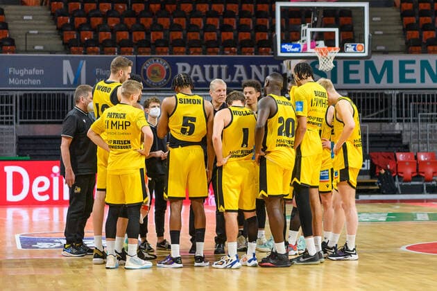John Patrick (Headcoach, MHP Riesen Ludwigsburg) laesst im Spielerkreis nach der Partie noch einmal die knappe Niederlage Revue passieren. FC Bayern Muenchen gegen MHP Riesen Ludwigsburg, Basketball, BBL, 11. Spieltag, Saison 2021 2022, 19.12.2021. FC Bayern Muenchen gegen MHP Riesen Ludwigsburg, Basketball, BBL, 11. Spieltag, Saison 2021 2022, 19.12.2021 Muenchen Copyright: xEibnerxPressefotox xHeikexFeinerx EP_EER