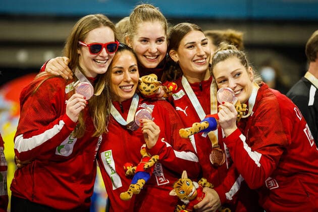 Bilder des Jahres 2021, Sport 12 Dezember Sport Themen der Woche KW50 Sport Bilder des Tages Handball, WM Damen, Norwegen ist Weltmeister Anne Mette HANSEN (8), Simone BÖHME (13), Mette TRANBORG (18), Line HAUGSTED (11), Rikke IVERSEN (34) during the handball match, France vs Norway, 25th IHF Womens World Championship, WM, Weltmeisterschaft Spain, 02.12.2021,  Copyright: xJozoxCabrajax xkolektiffx