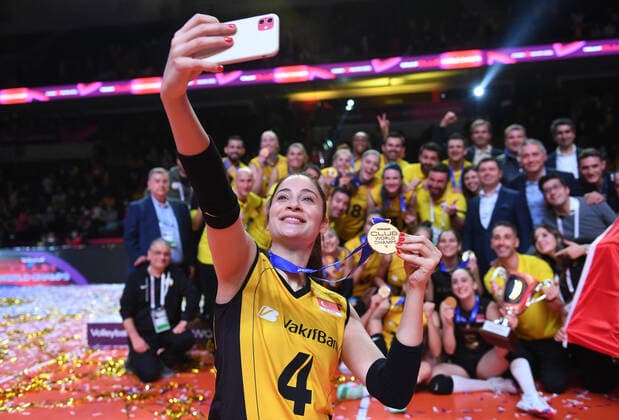 Bilder des Jahres 2021, Sport 12 Dezember Sport Themen der Woche KW50 Sport Bilder des Tages Vakifbank players celebrate their victory after 2021 FIVB Women s Club World Championship, WM, Weltmeisterschaft final match between Vakifbank (Turkey) and Prosecco Doc Imoco Conegliano (Italy) at Ankara Arena on December 19, 2021 in Ankara, Turkey. akifbank defeated Italy™s Imoco Volley 3-2 with the sets of 15-25, 25-22, 22-25, 25-22 and 7-15. (Abdurrahman Antakyali - Depo Photos) 17369104