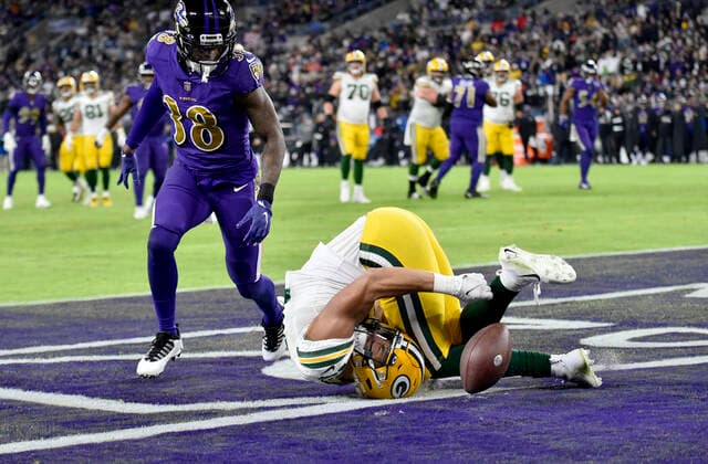 Sport Themen der Woche KW50 Sport Bilder des Tages BALTIMORE, MD - DECEMBER 19: Packers wide receiver Allen Lazard (13) lands awkwardly on his head and neck after laying out to try and catch a pass in the end zone while Ravens defensive back Kevon Seymour (38) watches during the Green Bay Packers versus Baltimore Ravens NFL, American Football Herren, USA game at M&T Bank Stadium on December 19, 2021 in Baltimore, MD. (Photo by Randy Litzinger Icon Sportswire) NFL: DEC 19 Packers at Ravens Icon9662112191717