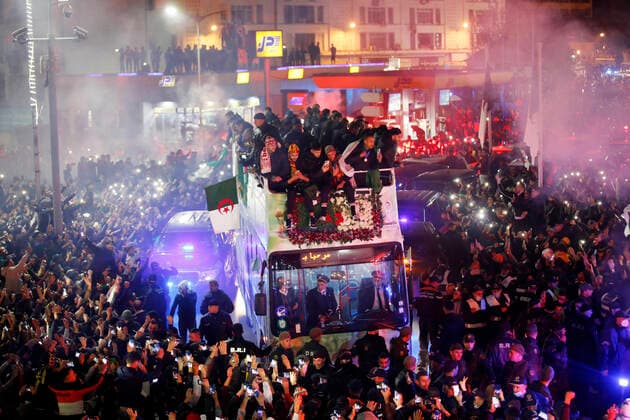 Bilder des Jahres 2021, Sport 12 Dezember Sport Themen der Woche KW50 (211220) -- ALGIERS, Dec. 20, 2021 () -- Algerians welcome the returning Algerian national football team in the center of Algiers, Algeria, on Dec. 19, 2021. The Algerian national team, Nationalteam defeated Tunisia with 2-0 in Doha, Qatar on Dec. 18 and won the FIFA Arab Cup. () (SP)ALGERIA-ALGIERS-ARAB CUP-CELEBRATION Xinhua 