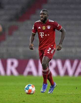 17.12.2021, Fussball 1. Bundesliga 2021 2022, 17. Spieltag, FC Bayern München - VfL Wolfsburg, in der Allianz-Arena München. Dayot Upamecano (FC Bayern München) am Ball