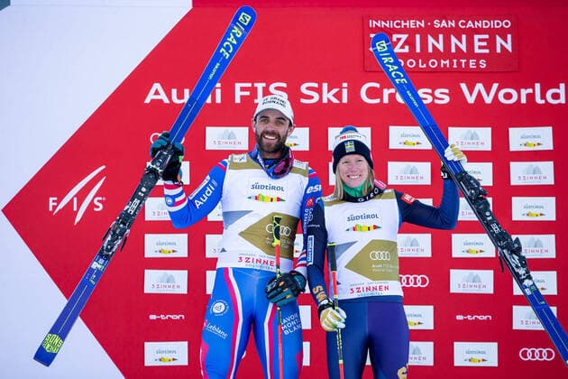 Bilder des Jahres 2021, Sport 12 Dezember Sport Themen der Woche KW51 Sport Bilder des Tages FREE STYLE - FIS SX WC Innichen INNICHEN,ITALY,20.DEC.21 - FREESTYLE SKIING - FIS World Cup, Ski Cross, ladies, men. Image shows the rejoicing of Bastien Midol (FRA) and Sandra Naeslund (SWE).  GEPAxpictures xDanielxGoetzhaber