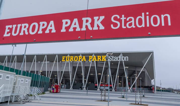 19.12.2021, Freiburg, Deutschland, Europa-Park Stadion, SC Freiburg vs. Bayer 04 Leverkusen - 1. Bundesliga, . Aussenansicht (Foto H. Langer) DFB DFL REGULATIONS PROHIBIT ANY USE OF PHOTOGRAPHS AS IMAGE SEQUENCES AND OR QUASI-VIDEO. Freiburg Europa-Park Stadion Baden Wuerttemberg Deutschland