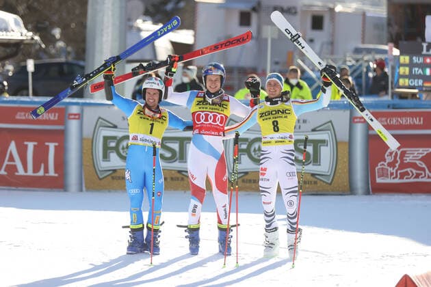 Bilder des Jahres 2021, Sport 12 Dezember Sport Themen der Woche KW51 Sport Bilder des Tages ALPINE SKIING - FIS WC Alta Badia ALTA BADIA,ITALY,20.DEC.21 - ALPINE SKIING - FIS World Cup, giant slalom, men. Image shows the rejoicing of Luca De Aliprandini (ITA), Marco Odermatt (SUI) and Alexander Schmid (GER).  GEPAxpictures xHaraldxSteiner