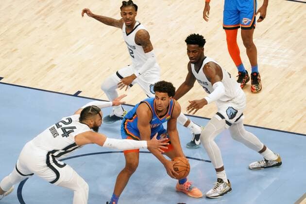 Sport Bilder des Tages Memphis Grizzlies defense surrounds Oklahoma City Thunder s Jeremiah Robinson-Earl (50) in the first half of the the game at FedEx Forum in Memphis, Tennessee, USA, 20, December 2021. (Karen Pulfer Focht EFE) Thunder at Memphis Grizzlies Basketball !ACHTUNG: NUR REDAKTIONELLE NUTZUNG!  Copyright: xKARENxPULFERxFOCHTx AME5598 20211221-4bcc441fc3d07def9af9a2db173191e258676caf