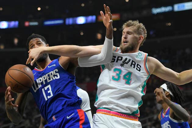 LOS ANGELES, CA - DECEMBER 20: LA Clippers guard Paul George (13) and San Antonio Spurs center Jock Landale (34) battle for the ball in the second half of an NBA, Basketball Herren, USA game on December 20, 2021, at Staples Center in Los Angeles, CA. (Photo by John McCoy Icon Sportswire) NBA: DEC 20 Spurs at Clippers Icon2112204190