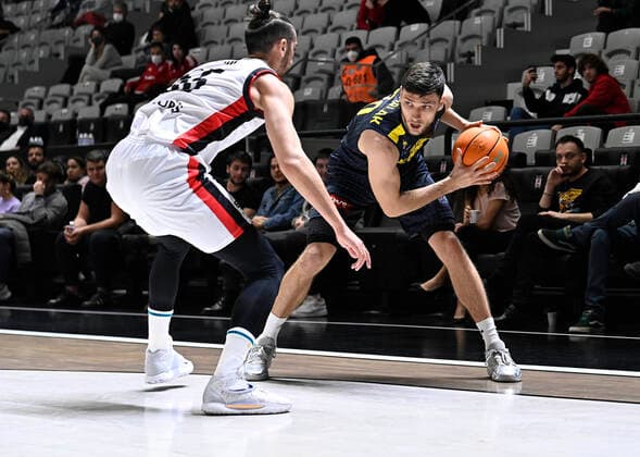 Sport Bilder des Tages Kenan Sipahi of Besiktas Icrypex and Michal Michalak (20) of Ewe Baskets Oldenburg during the FIBA Champions League group H match between Besiktas Icrypex and Ewe Baskets Oldenburg at Besiktas Akatlar Arena in Istanbul , Turkey on December 21 , 2021. ( Photo by Seskimphoto ) 