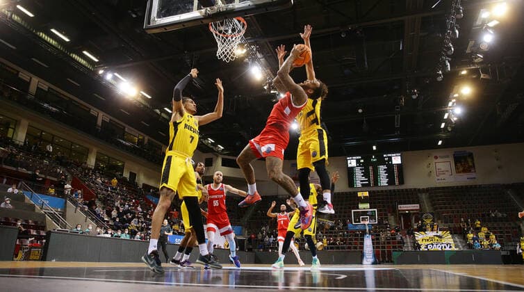 Ludwigsburg , Basketball Champions League MHP Riesen Ludwigsburg vs BC Prometey , von links: Jonathan Bähre ( Riesen ) D Angelo Harris ( Prometey ) Jonah Radebaugh ( Riesen )
