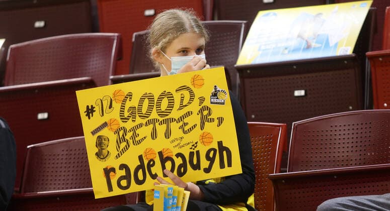 Ludwigsburg , Basketball Champions League MHP Riesen Ludwigsburg vs BC Prometey , Fan mit Plakat , Good Better Radebaugh , Jonah Radebaugh