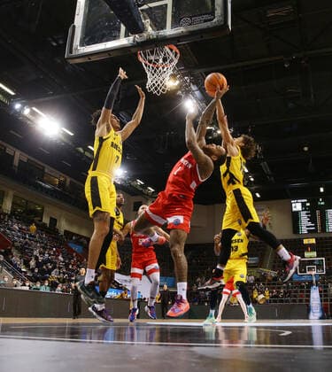Ludwigsburg , Basketball Champions League MHP Riesen Ludwigsburg vs BC Prometey , von links: Jonathan Bähre ( Riesen ) D Angelo Harris ( Prometey ) Jonah Radebaugh ( Riesen )