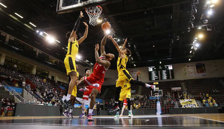 Sport Themen der Woche KW51 Sport Bilder des Tages Ludwigsburg , Basketball Champions League MHP Riesen Ludwigsburg vs BC Prometey , von links: Jonathan Bähre ( Riesen ) D Angelo Harris ( Prometey ) Jonah Radebaugh ( Riesen )