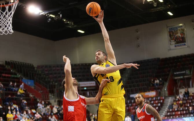 Ludwigsburg , Basketball Champions League MHP Riesen Ludwigsburg vs BC Prometey , von links: Miro Bilan ( Prometey ) Jpnas Wohlfarth - Bottermann ( Riesen )