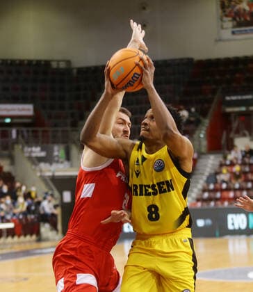 Ludwigsburg , Basketball Champions League MHP Riesen Ludwigsburg vs BC Prometey , von links: Vlacheslav Petrov ( Prometey ) James Woodard ( Riesen )