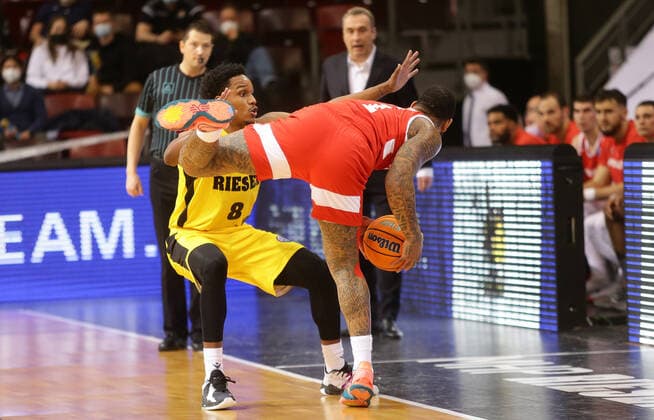 Ludwigsburg , Basketball Champions League MHP Riesen Ludwigsburg vs BC Prometey , von links: James Woodard ( Riesen ) D Angelo Harris ( Prometey )