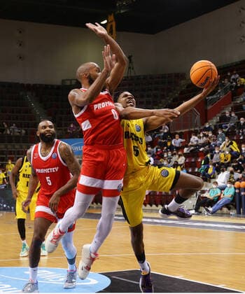 Ludwigsburg , Basketball Champions League MHP Riesen Ludwigsburg vs BC Prometey , von links: Chris Dowe ( Prometey ) Justin Simon ( Riesen )
