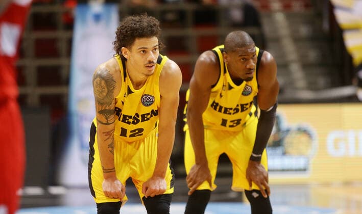 Ludwigsburg , Basketball Champions League MHP Riesen Ludwigsburg vs BC Prometey , von links: Jonah Radebaugh Yorman Polas bartolo ( Riesen )