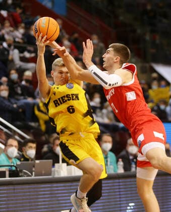 Ludwigsburg , Basketball Champions League MHP Riesen Ludwigsburg vs BC Prometey , von links: Johannes Patrick ( Riesen ) Oleksandr Lypovyy ( Prometey )