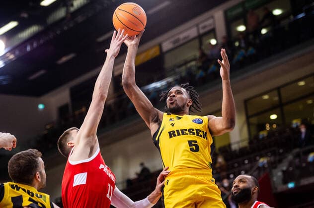 Justin Simon (MHP RIESEN Ludwigsburg 5) vs. Oleksandr Lypovyy (BC Prometey 11) beim BCL-Spiel: MHP RIESEN Ludwigsburg vs. BC Prometey am 21.12.2021 in Ludwigsburg (MHPArena) Deutschland Ludwigsburg. 21.12.21 Basketball , 21.12.2021, Ludwigsburg (Deutschland)