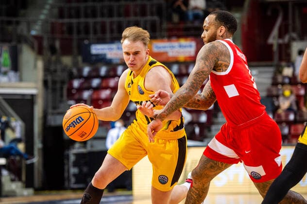 Lukas Herzog (MHP RIESEN Ludwigsburg 11) D Angelo Harrison (BC Prometey 1) beim BCL-Spiel: MHP RIESEN Ludwigsburg vs. BC Prometey am 21.12.2021 in Ludwigsburg (MHPArena) Deutschland Ludwigsburg. 21.12.21 Basketball , 21.12.2021, Ludwigsburg (Deutschland)