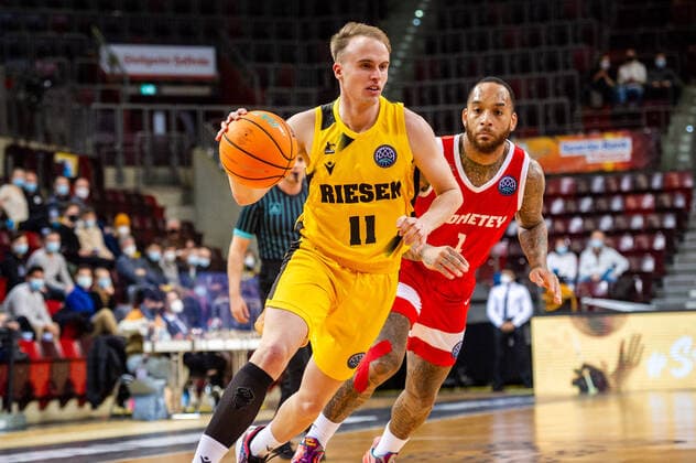 Lukas Herzog (MHP RIESEN Ludwigsburg 11) D Angelo Harrison (BC Prometey 1) beim BCL-Spiel: MHP RIESEN Ludwigsburg vs. BC Prometey am 21.12.2021 in Ludwigsburg (MHPArena) Deutschland Ludwigsburg. 21.12.21 Basketball , 21.12.2021, Ludwigsburg (Deutschland)