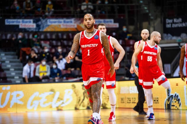 D Angelo Harrison (BC Prometey 1) und Team beim BCL-Spiel: MHP RIESEN Ludwigsburg vs. BC Prometey am 21.12.2021 in Ludwigsburg (MHPArena) Deutschland Ludwigsburg. 21.12.21 Basketball , 21.12.2021, Ludwigsburg (Deutschland)